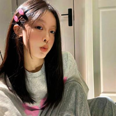高墙、黑色与帅小伙